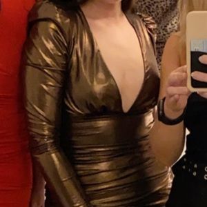 Mini dress, low cut, with trendy shoulder pads